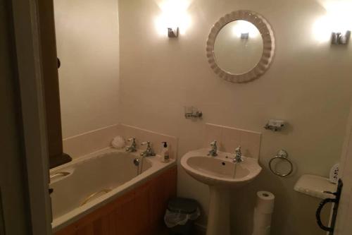 Koupelna v ubytování SUNNYSIDE COTTAGE HUTTON LE HOLE NORTHYORKSHIRe