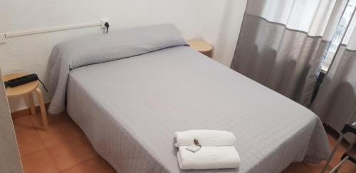 sypialnia z łóżkiem z dwoma ręcznikami w obiekcie Plaza de España w Salamance