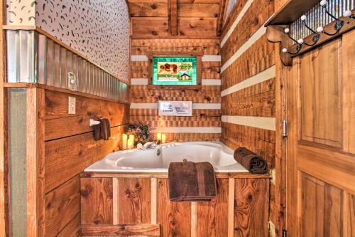 Foto da galeria de Honey Bear Pause Rural Escape with Porch and Hot Tub! em Townsend