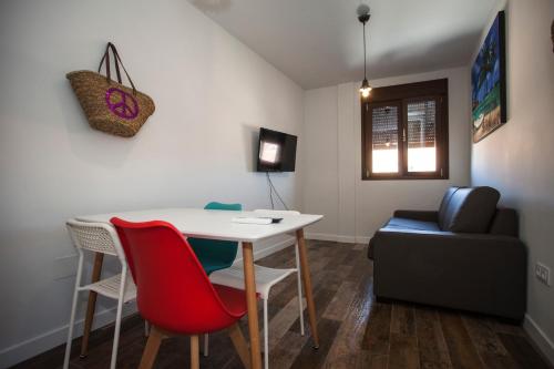 a living room with a table and chairs and a couch at Apartamentos El Volante II in Ciempozuelos