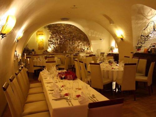 イェレニャ・グラにあるHotel Restauracja Casparのダイニングルーム(白いテーブル、白い椅子付)