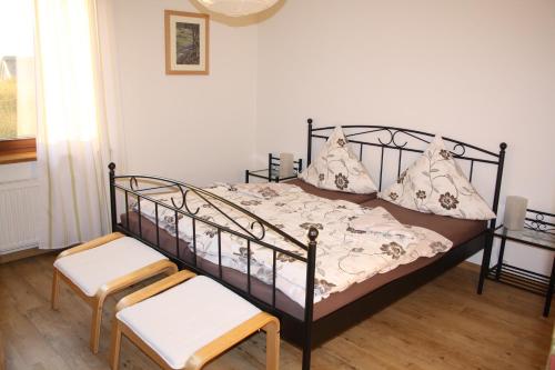 Giường trong phòng chung tại Panorama Ferienwohnungen im Hochsauerland