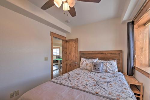 Ένα ή περισσότερα κρεβάτια σε δωμάτιο στο Fairplay Cabin with Pool Table, Deck and Mountain View