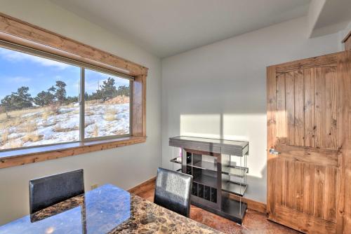Η κουζίνα ή μικρή κουζίνα στο Fairplay Cabin with Pool Table, Deck and Mountain View