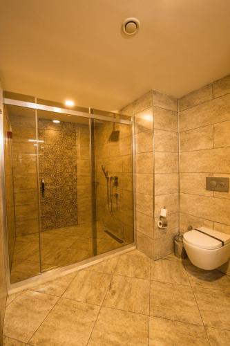 Ένα μπάνιο στο New Garden Hotel