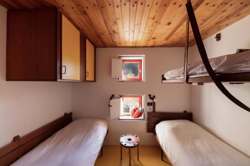 ボルカ・ディ・カドーレにあるChalet Dolomiti 430の木製天井のドミトリールームの二段ベッド2台分です。