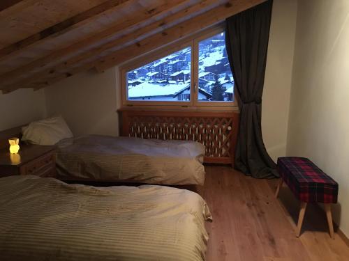 Tempat tidur dalam kamar di Chalet-style Apartment with Matterhorn View