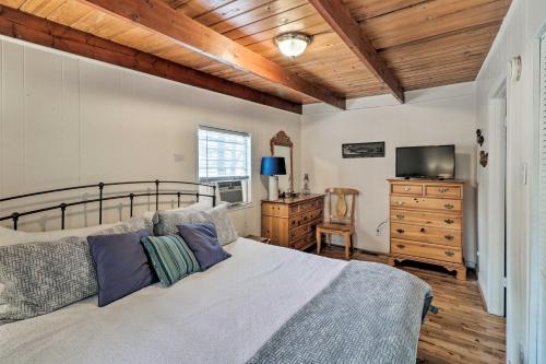 1 dormitorio con cama, TV y tocador en Riverfront Retreat with Fire Pit, Large Deck and Grill, en Hot Springs