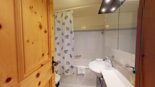 シルヴァプラーナにあるPizzet A6のバスルーム(洗面台、トイレ、鏡付)