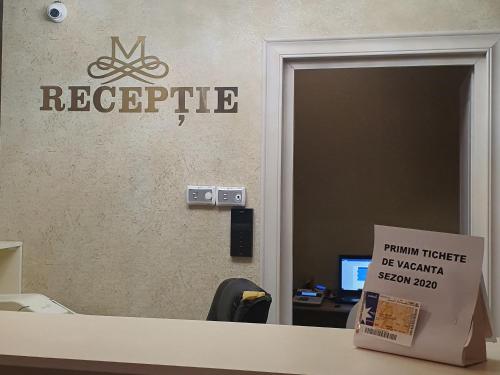 um escritório com um sinal que diz república na parede em Hotel Merty em Constança