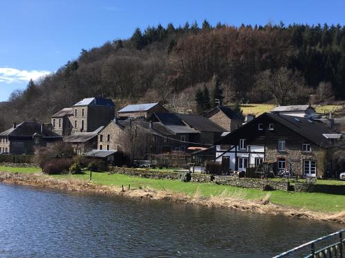  La Petite Passerelle à Mouzaive -  Room  picture :   Tea/Coffee maker    Shower    TV                           