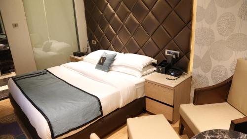 Un pat sau paturi într-o cameră la HOTEL V