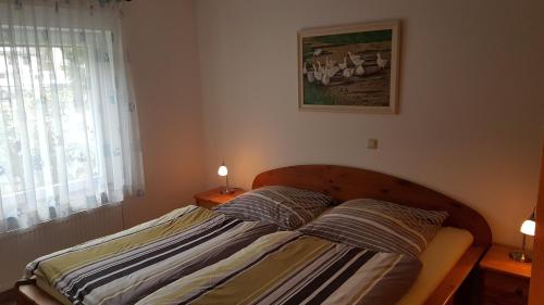 een bed in een slaapkamer met 2 kussens erop bij Ferienhaus am Mühlenweg in Winsen