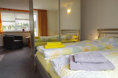 Postel nebo postele na pokoji v ubytování Gästehaus Gaens - Ferienwohnung
