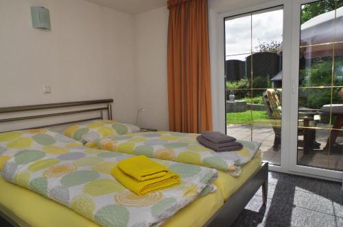 a bedroom with two beds and a large window at Gästehaus Gaens - Ferienwohnung in Schirgiswalde