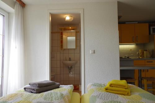 Postel nebo postele na pokoji v ubytování Gästehaus Gaens - Ferienwohnung