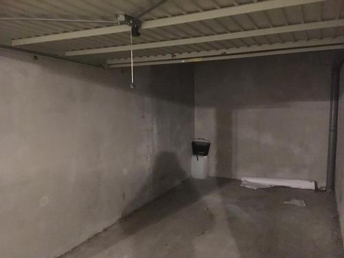 une pièce vide avec une poubelle au sous-sol dans l'établissement Duplex T4 idéalement situé entre la place du marché et le bord de mer, à Le Touquet-Paris-Plage