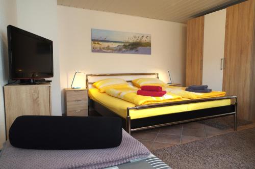 um quarto com 2 camas e uma televisão de ecrã plano em Gästehaus Gaens - Ferienzimmer em Schirgiswalde