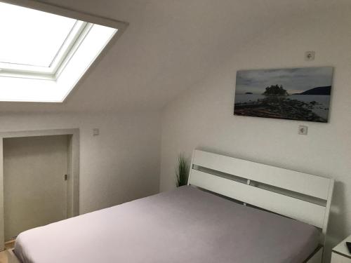 une chambre avec un lit blanc et une fenêtre dans l'établissement Ferienapartment Resi, à Willingen