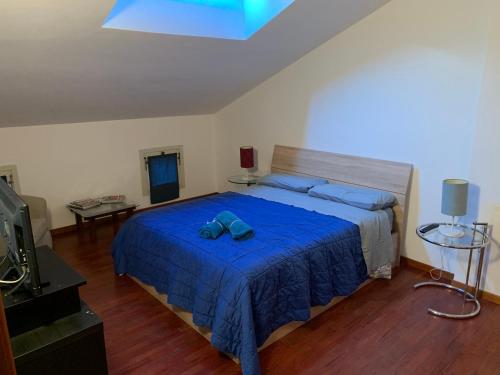 ein Schlafzimmer mit einem großen Bett mit einer blauen Decke in der Unterkunft Dante Centro in Ravenna