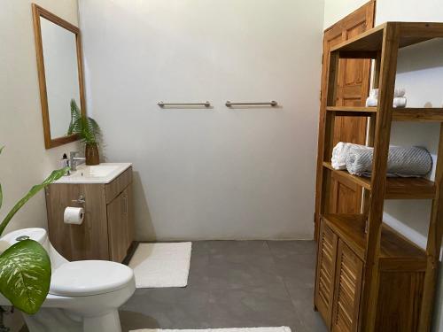 Un baño de Scarlet House