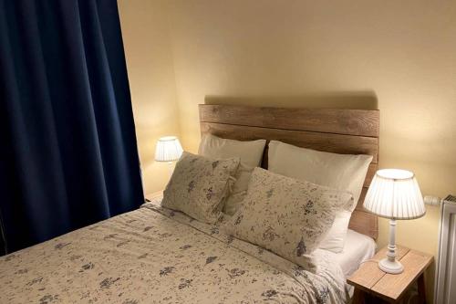 Postel nebo postele na pokoji v ubytování Bootsman gelijkvloers appartement met tuin en autostaanplaats