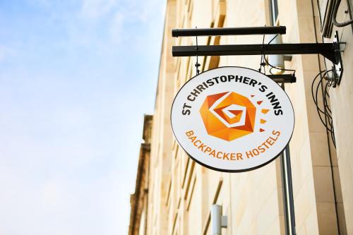 エディンバラにあるSt Christopher's Inn Edinburgh - Originalの建物の側面にある看板