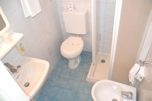 een badkamer met een toilet, een wastafel en een douche bij Hotel Scoglio Bianco in Portoferraio