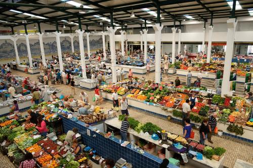 an overhead view of a farmers market with a crowd of people at Espreit'ómar - SeaPeek in Setúbal