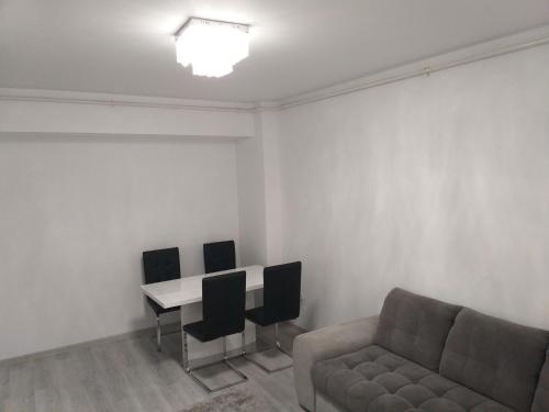 a living room with a couch and a table at Luxury Daniel Apartament Residence Militari in Roşu