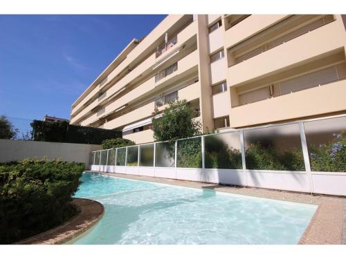une piscine devant un immeuble dans l'établissement Antibes Seaside one room studio in Salis Beach, à Antibes