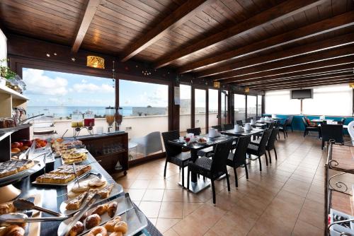 Un restaurante o sitio para comer en Hotel Baia Di Venere