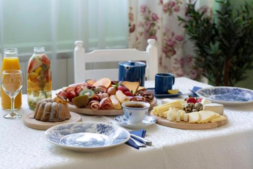 une table avec des assiettes de nourriture sur une table dans l'établissement Apartment Dadi, à Cetinje