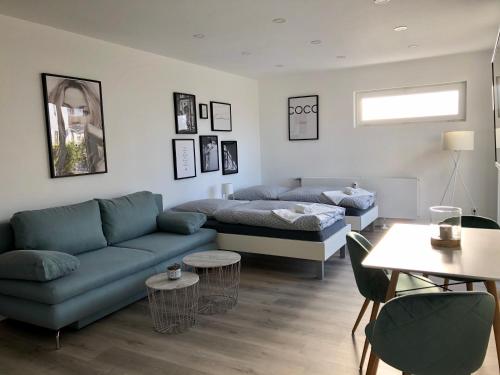 a living room with a couch and a table at Deluxe Apartments Messe Flughafen in Leinfelden-Echterdingen