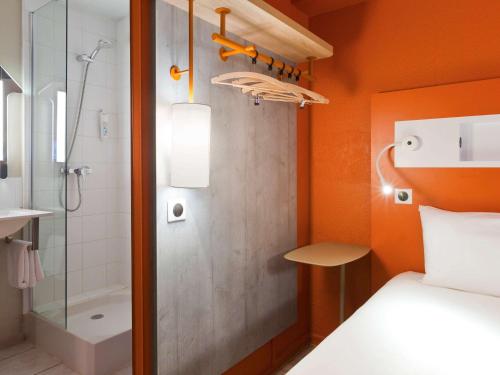 Koupelna v ubytování ibis budget Chilly-Mazarin Les Champarts