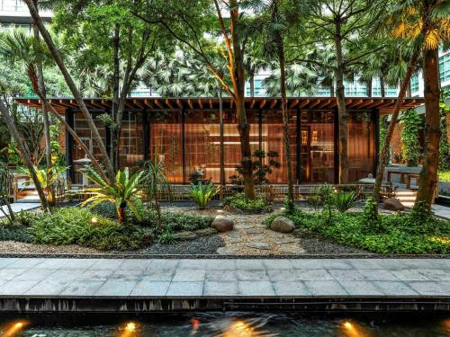 Taman di luar Pullman Bangkok King Power