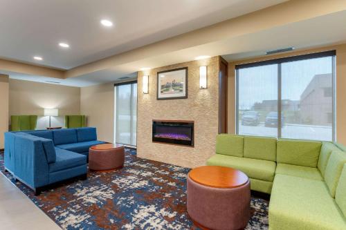 Svetainės erdvė apgyvendinimo įstaigoje Comfort Inn & Suites West Des Moines