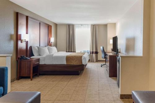 een hotelkamer met een bed en een televisie bij Comfort Inn & Suites in Big Spring