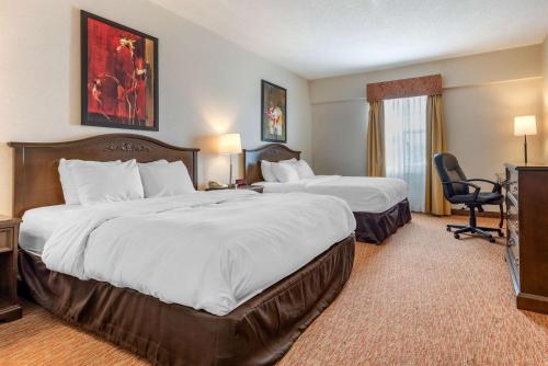 薩尼亞的住宿－薩尼亞品質酒店，酒店客房设有两张床和电视。