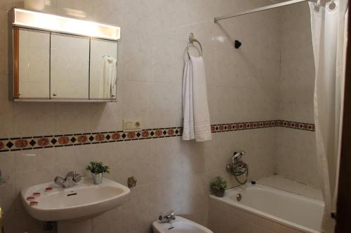 Koupelna v ubytování Apartamentos Rurales Rosendo: El Tomillo