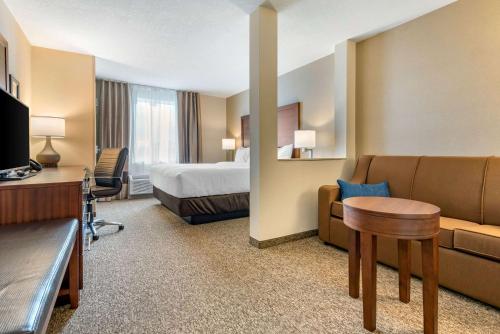 Habitación de hotel con cama y sofá en Comfort Inn & Suites, en Goderich