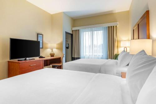 Letto o letti in una camera di Comfort Inn & Suites West Des Moines