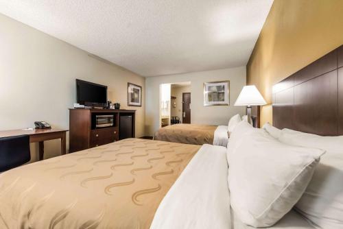 Tempat tidur dalam kamar di Quality Inn & Suites Lacey Olympia