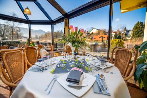 une salle à manger avec une table et des chaises blanches dans l'établissement Nowa - Ski SPA Hotel, à Karpacz