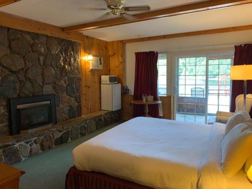 Una cama o camas en una habitación de Algonquin Lakeside Inn