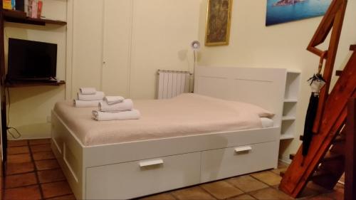 ein Schlafzimmer mit einem weißen Bett und Handtüchern darauf in der Unterkunft CASA VACANZA NAVONA & CASTEL SANT'ANGELO WHOLE HOLIDAY HOME APARTMENT da PAMINO & PRISCILLA in Rom