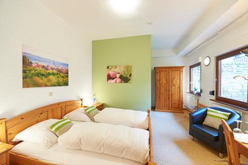 Un pat sau paturi într-o cameră la Gästehaus Achenbach