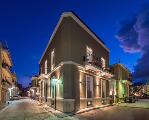 un bâtiment dans une rue la nuit dans l'établissement Artion Boutique by Enorme, à Héraklion