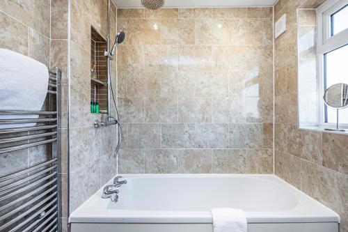 A bathroom at Cozy 3 Bedroom House in Aveley, Thurrock