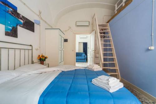 Ένα ή περισσότερα κρεβάτια σε δωμάτιο στο Bosa Il Borgo S9702 Locazione Turistica Affitti Brevi